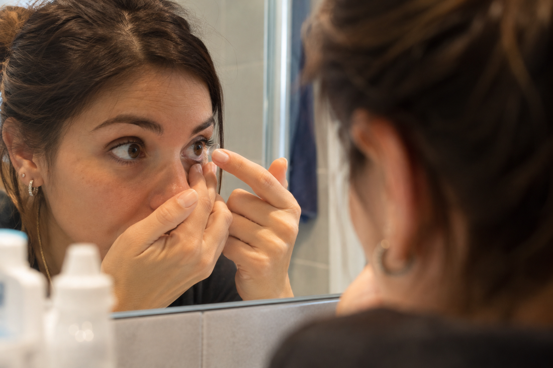 Persona che applica una lente a contatto torica per astigmatismo – guida Ottica Guglielmo.