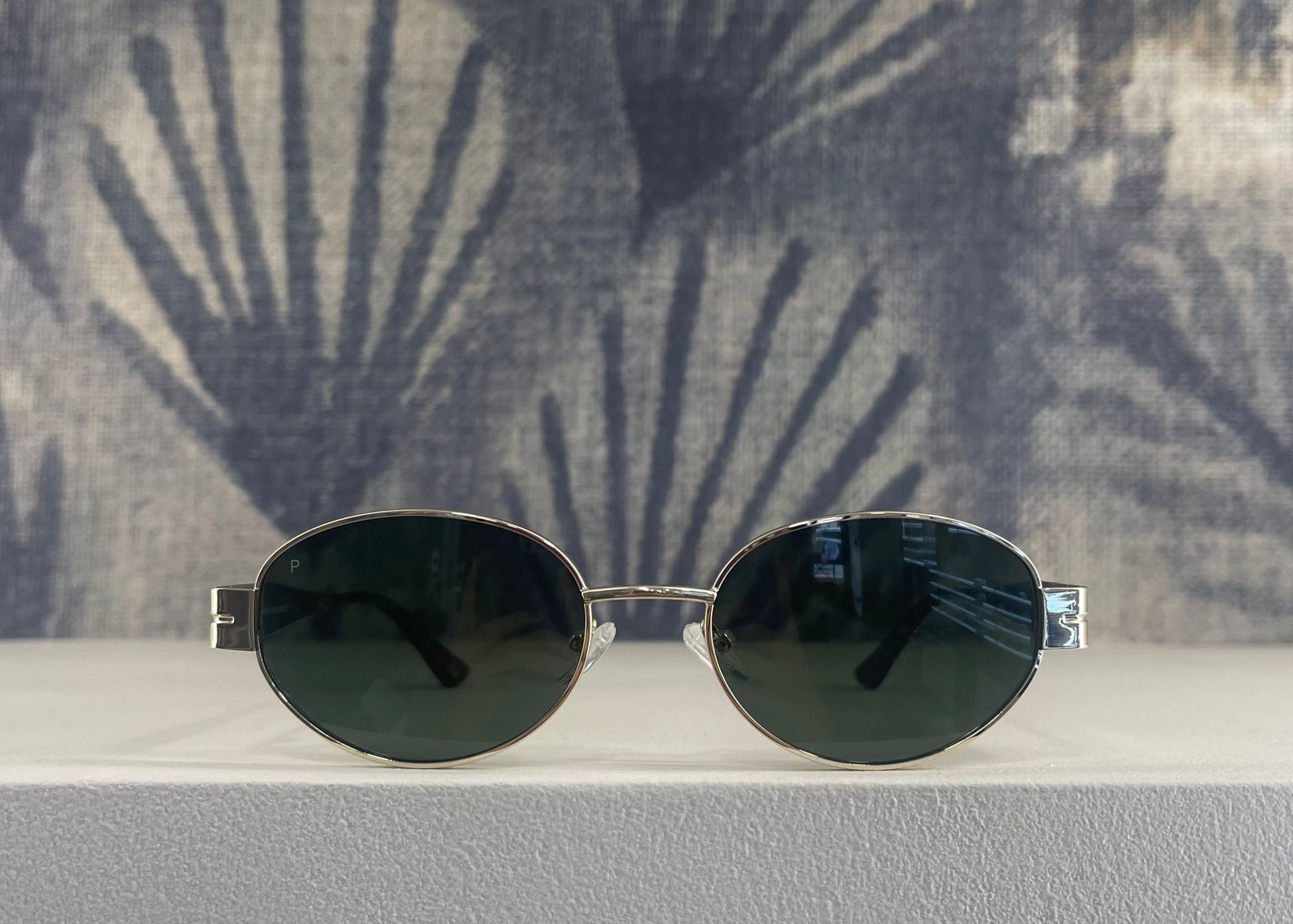 Occhiali da sole dorati con lenti verdi polarizzate – Design elegante e sofisticato
